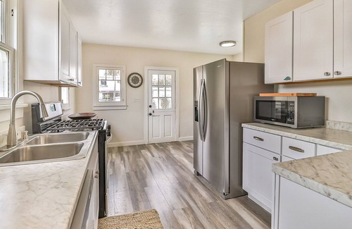 Pierpont Bay House | Beach Bungalow-1920s Charmer- Dog Friendly - Pierpont Ventura