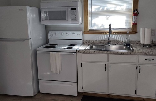 Navarre Cabin | Beach Cottage 5min walk to bay or 5 min. Travel to Gulf of Mexico