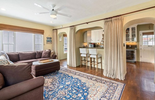 The Strand House | Beach Cottage, ocean view, walk to beach and downtown