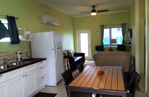 Alice Town House | BEACH FRONT-CENTRAL LOCALE-SUNSET VIEW-FREE WIFI-A/C-FAMILY FRIENDLY-AMENITIES
