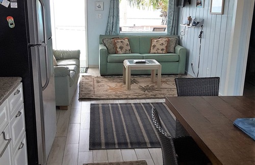 Alice Town Apartment | BEACH FRONT-CENTRAL LOCALE-SUNSET VIEW-FREE WIFI-A/C-FAMILY FRIENDLY-AMENITIES