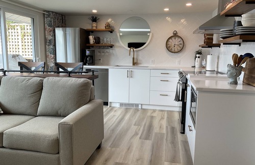 Regional District of Nanaimo Cottage | Beach front cottage.