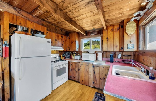 Indian Neck Heights Cottage | Beach Front Cottage With Spacious Deck (1465)