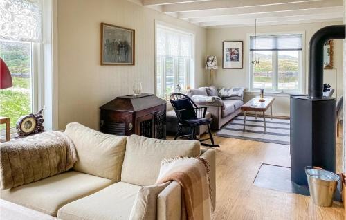 Smøla House | Beach Front Home In Smøla With Kitchen