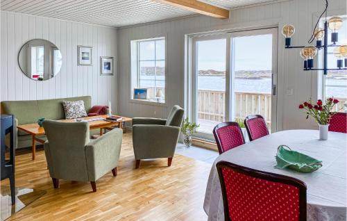 Smøla House | Beach Front Home In Smøla With Kitchen