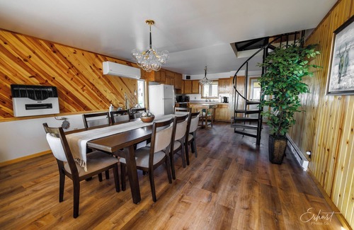 Menominee Cottage | Beach Front - Kayaks, RV, EV, Games + Amenities