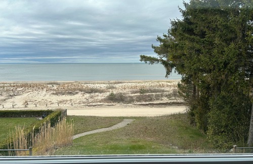 Wasaga Beach House | Beach Front/Water Front Family Friendly Home on Allenwood Beach Wasaga