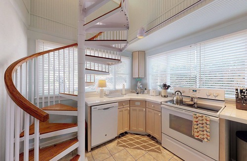 Saint Simons Island Condo | Beach Getaway - Less than two blocks to the beach