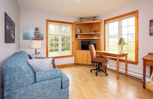 Anglo Rustico House | Beach Hill Cottage with Beautiful Water View