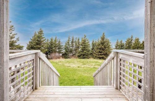 Anglo Rustico House | Beach Hill Cottage with Beautiful Water View
