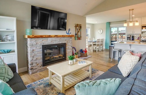 Ocean Shores House | Beach, Hot Tub, Sand Court, Game Room and More!