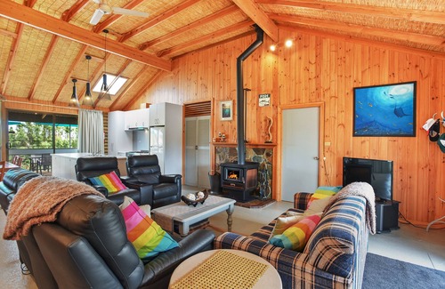 Carrickalinga House | Beach House-5 minutes to beach, with deck surrounding house, family friendly