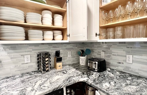 Town Bank House | Beach House CapeMay LINENS INCLUDED 1 block&a short 5min walk to Beach Sleeps 19