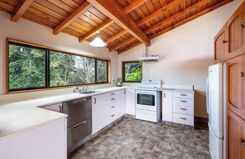 Waikouaiti House | Beach House Family Getaway n2min walk to beach nWarm sunny home unwind & relax