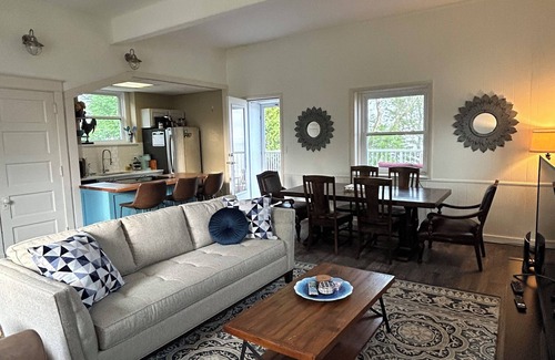 Lakeside - Lester Park House | Beach house on Lake Superior - Direct beach access - Sunrise view over the lake!