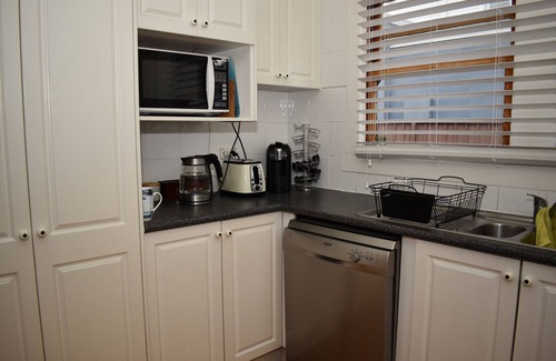 North Wollongong House | Beach House style home close to transport