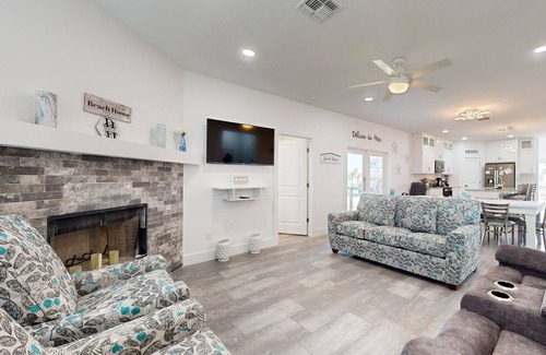 Bella Vista House | Beach house with full kitchen, W/D & access to community pool