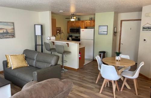 Downtown Kenosha Apartment | Beach Lake Michigan King Bed Pet Friendly