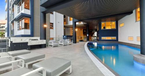 Alexandra Headland Apartment | Beach Life - Luxe beachfront Apt