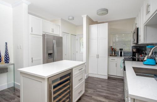 Seven Mile Beach Apartment | Beach Living at Plantation Village BLGS