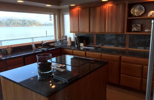 Union House | Beach living! Rest, relax, and rejuvenate on Hood Canal's most desireable coast