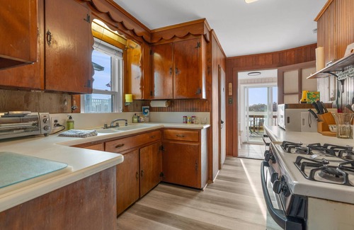 Wareham Center House | Beach Pass-Charming Waterfront Cottage in Wareham