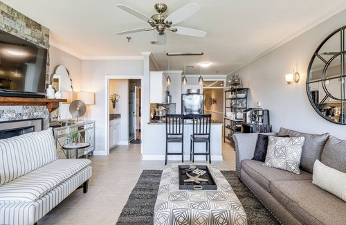 Smith Mountain Lake Condo | Beach + Pool Access: Smith Mountain Lake Getaway!