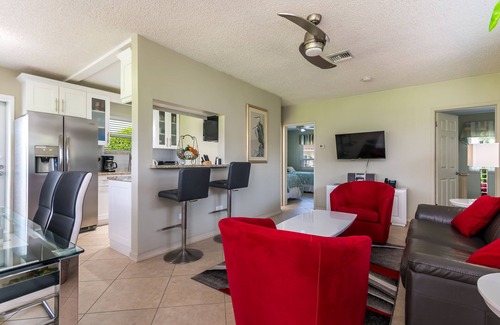 Hillsboro Beach Cottage | Beach Resort Villa , 2 br/2 ba, just steps to beach & golf & pool & Waterway