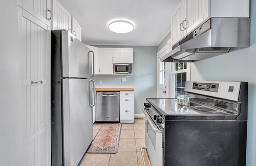 Westbrook Center Cottage | Beach Retreat - 5 beds , 2 kitchens @ Salt Island- Westbrook -walk to water