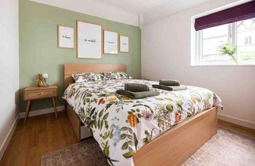 Broadstairs House | Beach Retreat Cottage- huge Garden Child & Dog friendly