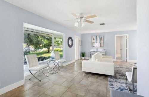 Tropic Palms House | Beach Retreat Downtown Hot Tub