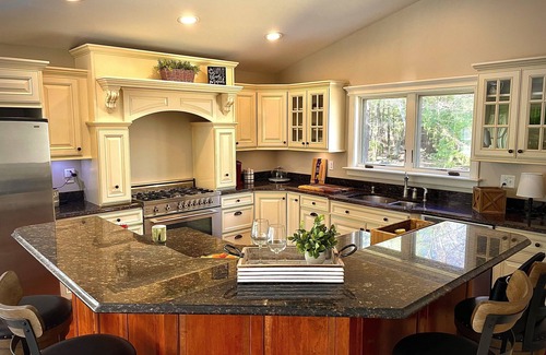 North Hampton House | Beach Retreat with deck and hot tub - short walk to ocean