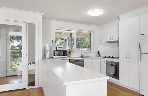 Aireys Inlet House | Beach Side - Free WIFI, Pet Friendly (FENCED) & Walk To The Beach