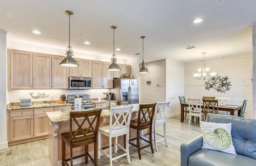 Orange Beach House | Beach Side, Pool | BIG Dogs | Free Parking | Beach Getaways