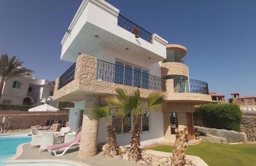 Ras Nasrani Villa | Beach Side-Villa Sharm-Family Vacation sleeps 10