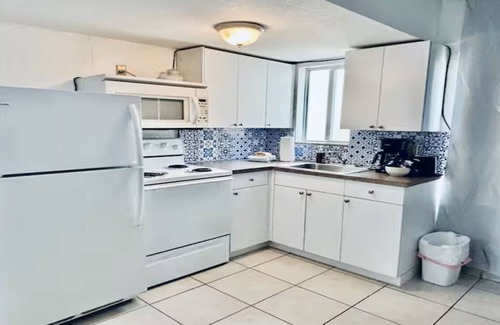 Hollywood Apartment | Beach Tide Motel - #7 1 Bedroom King Bed 1 Queen 1 twin sofa bed