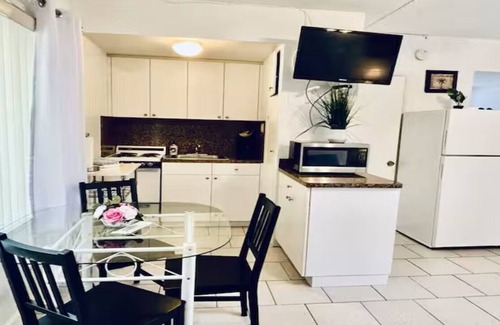 Hollywood Apartment | Beach Tide Motel - Studio 1 King bed