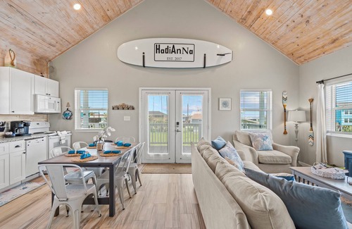 Galveston House | Beach Views/Walk to Beach/Entertainment/Cozy - The Salty Starfish