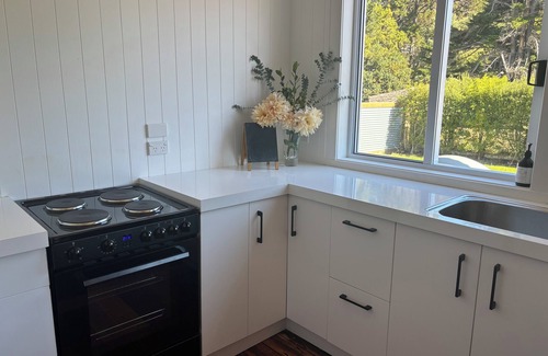 Wallingford Cottage | Beach & village a stone throw away! Or a 2min walk to Wallingford Homestead!
