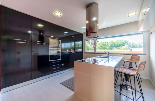 Charneca de Caparica e Sobreda Villa | Beach Walk Villa with Pool. Just remodeled, proximity to golf and Lisbon!