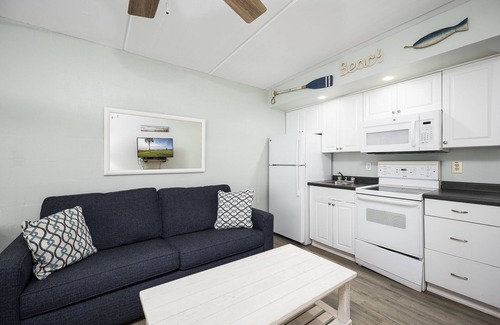 Crescent Beach Condo | Beacher's Lodge 236