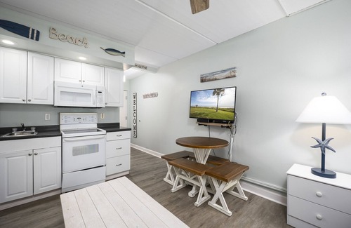 Crescent Beach Condo | Beacher's Lodge 236