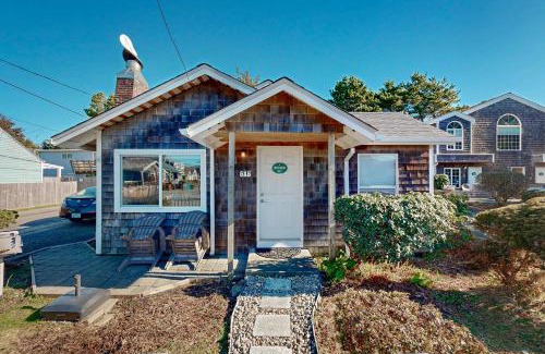 Downtown Cannon Beach House | Beaches Inn | Buccaneer Bay Bungalow