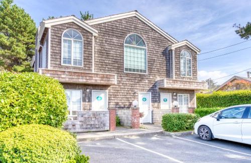 Downtown Cannon Beach Apartment | Beaches Inn | Puffins Place Cabana