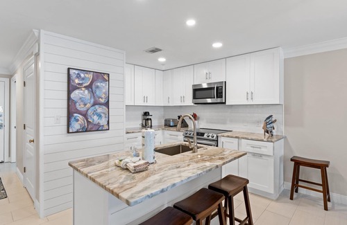 Crystal Beach Condo | Beachfront~2 King Suites~Sunset Balcony~Family Resort w/Pool