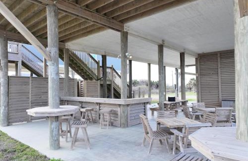 Port Bolivar House | Beachfront 4BR - Tiki Bar, Yard Games, Smart TVs, Pets