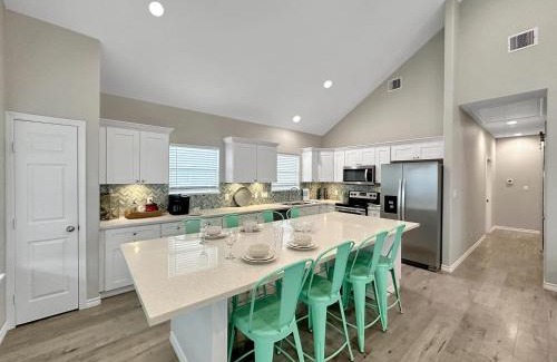 Port Bolivar House | Beachfront 4BR - Tiki Bar, Yard Games, Smart TVs, Pets