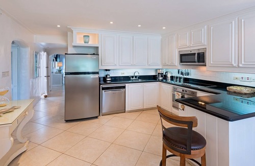 Porters Apartment | Beachfront Apartment With A Large Communal Pool And Close To Restaurants