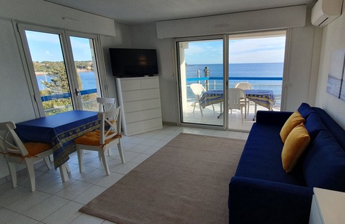 Agay Apartment | Beachfront apartment with sea view for four persons in the town centre
