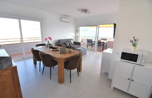 Santa Margarida Apartment | Beachfront Bliss: Homely 2-Bedroom Apartment in Roses with Stunning Views, Ideal for Families!"